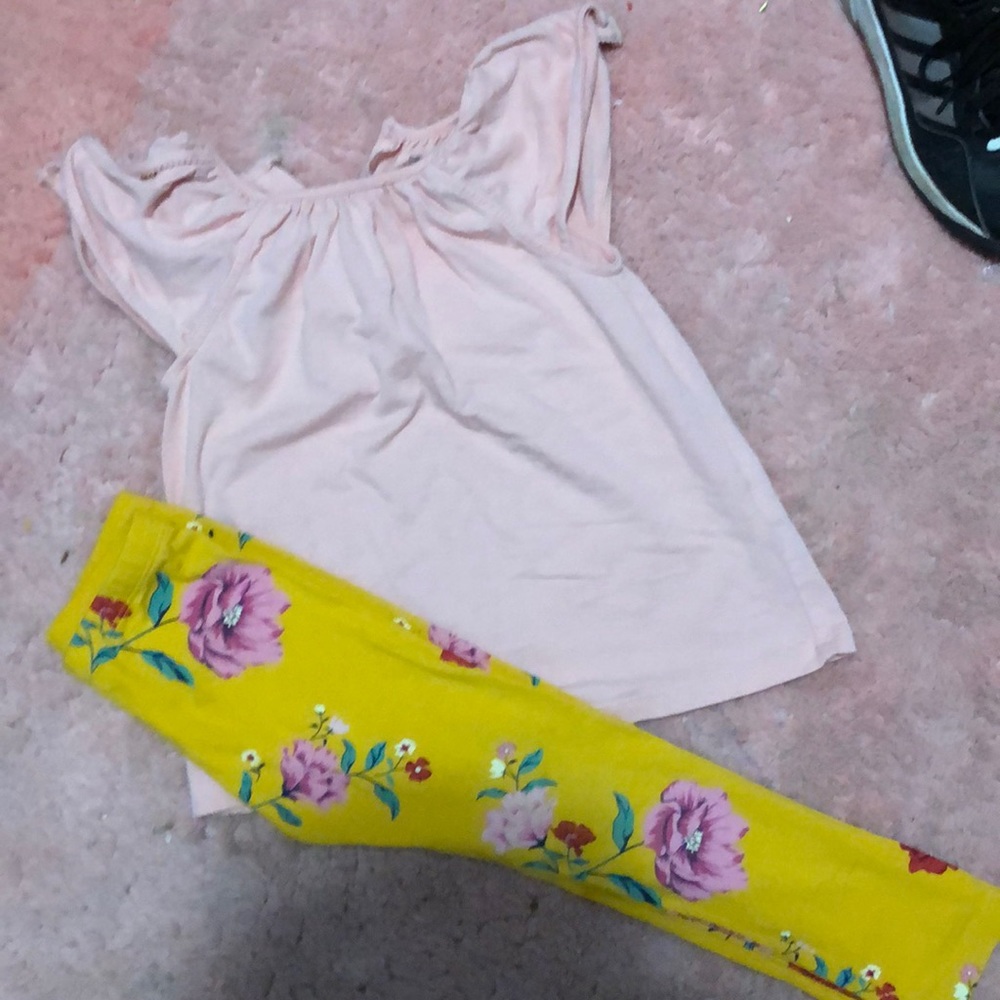 Outfit girls size 5t top and leggings excellent